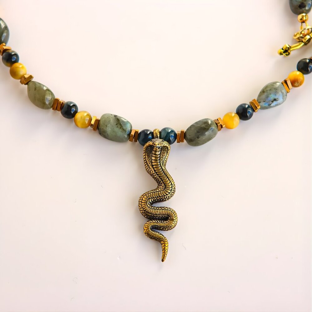 Cobra pendant necklace with Labradorite And cat's eye